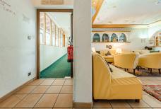 Alphotel Stocker - Rampe vom Rezeptionsbereich zum Aufzug und Speisesaal