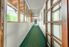 Alphotel Stocker - Rampe vom Rezeptionsbereich zum Aufzug und Speisesaal