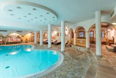 Alphotel Stocker - Stufen zum Wellnessbereich
