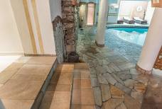 Alphotel Stocker - Stufen zum Wellnessbereich