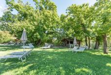 Weingut Stroblhof - Garten und Schwimmteich