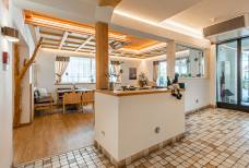 Hotel Teresa - Rampe zur Bar Konditorei Eisdiele