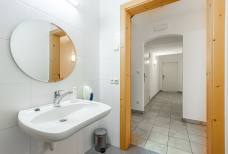 Apartments Ahrner Wirt - Barrierefreie Toilette mit Wickeltisch