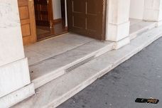 Stadttheater Meran - Stufen im Eingangsbereich