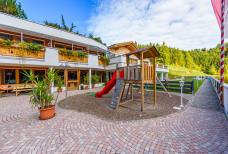 Hotel Schwarzenbach - Terrasse und Kinderspielplatz