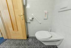 Alpenresidence - Bad im barrierefreien Zimmer 1