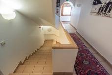 Hotel Kreuzbergpass - Treppe zum Wellnessbereich