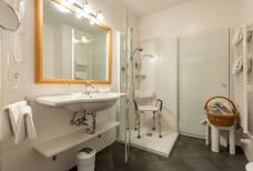 Hotel Alte Mühle a Campo Tures - Bagno della camera accessibile 105