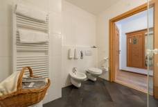 Hotel Alte Mühle a Campo Tures - Bagno della camera accessibile 105