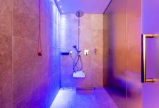 Bad im Zimmer 129