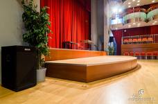 Stadttheater Sterzing - Die Bühne verfügt über eine Hebevorrichtung.
