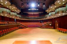 Stadttheater Sterzing - Die Bühne verfügt über eine Hebevorrichtung.