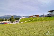 Kabinenbahn Kronplatz 2000 - Steiler Zugangsweg vom Hauptparkplatz zur Talstation