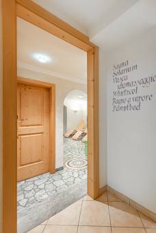 Hotel Jú Furcia - Passo Furcia - San Vigilio di Marebbe: Scale e gradini per l'area benessere
