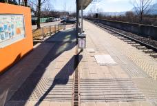 Zugangsrampe vom Parkplatz zum Bahnsteig