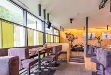 Bar und Spielplatz