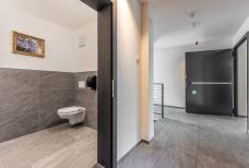 Hotel Wochtla Buam - Barrierefreie Toilette im Erdgeschoss