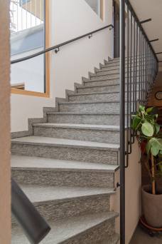 Residence Bergheim - Ferienwohnung Plätzwiese - Treppe zum Frühstücksraum