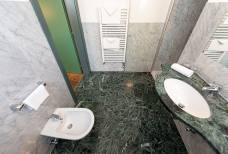 Hotel Gassenwirt - Bagno della camera accessibile 313